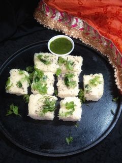 रवा ढोकळा (rava dhokla recipe in marathi) रेसिपी चे मुख्य फोटो 