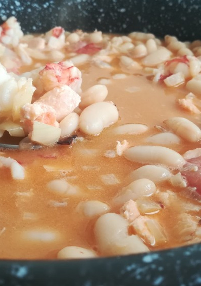 Una foto de Fabas con langostinos