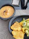 Cazuela de marisco, patacones, arroz de coco, ensalada frutal