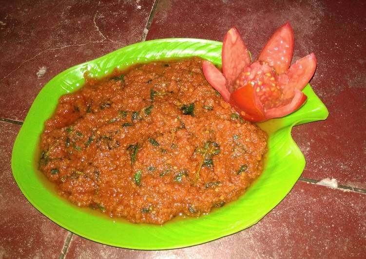 Langkah Mudah untuk Menyiapkan Sambal tomat kemangi yang Enak Banget