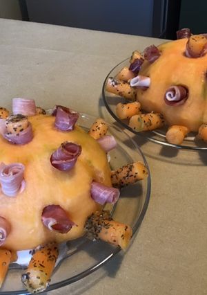 Une photo de Melon « spoutnik » au jambon cru et basilic cœur crémeux de burrata