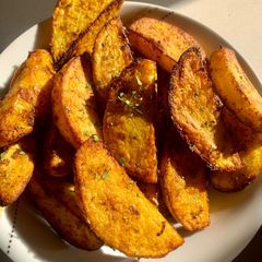 A picture of Crispy potato wedges.