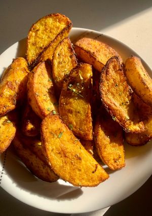 A picture of Crispy potato wedges.