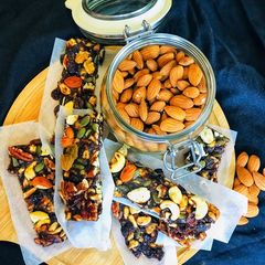 A picture of Oats and dates nutty granola bars.