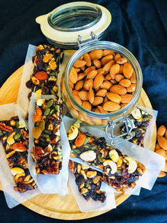 A picture of Oats and dates nutty granola bars.