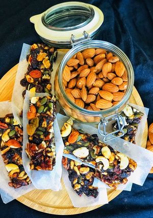 A picture of Oats and dates nutty granola bars.