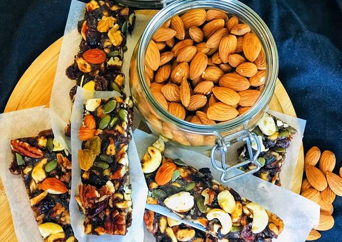 Recipe of Speedy Oats and dates nutty granola bars