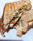 Sándwich caliente de berenjena y queso