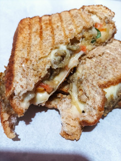 Una foto de Sándwich caliente de berenjena y queso