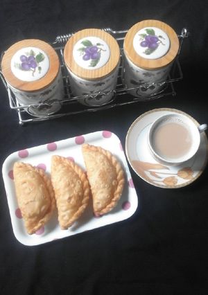 A picture of Suji ke ladu with tea.