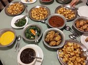 Una foto de papa frita con salsa de verdeo