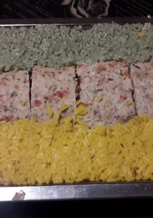 Una foto de Arrollado de pollo con arroz bi color