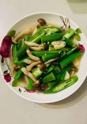 清炒秋葵鴻喜菇 的食譜成品照片