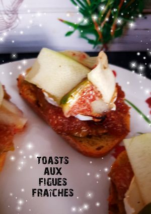 Une photo de Toasts aux figues fraîches du jardin chèvre miel 🍯 courgettes