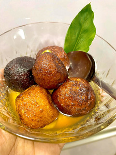 Una foto de Gulab Jamun (Gulab Yamun)
