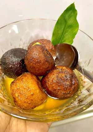 A picture of Gulab Jamun.