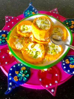 मॅंगो स्टफ रबडी कुल्फी (mango stuffed rabadi kulfi recipe in marathi) रेसिपी चे मुख्य फोटो