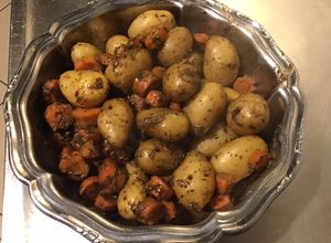 Une photo de Pommes de terre grenailles et carottes rôties à l ail,cumin et herbes de Provence