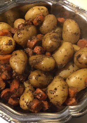 Une photo de Pommes de terre grenailles et carottes rôties à l ail,cumin et herbes de Provence
