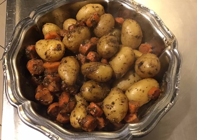 Pommes de terre grenailles et carottes rôties à l ail,cumin et herbes de Provence