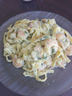 Una foto de Fideos con salsa de camarones y espinaca