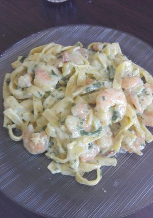 Una foto de Fideos con salsa de camarones y espinaca