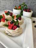 Mini pavlovas de arándanos con frutos rojos 🍓🍒
