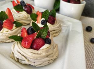 Una foto de Mini pavlovas de arándanos con frutos rojos 🍓🍒