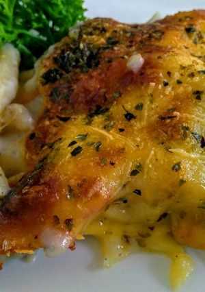 Una foto de PENNE RIGATE Cubierto de Bechamel de Coco, relleno de gambas,
