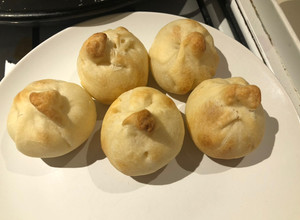 Una foto de Knishes de papa, fáciles y prácticos a los chicos les encanta!!