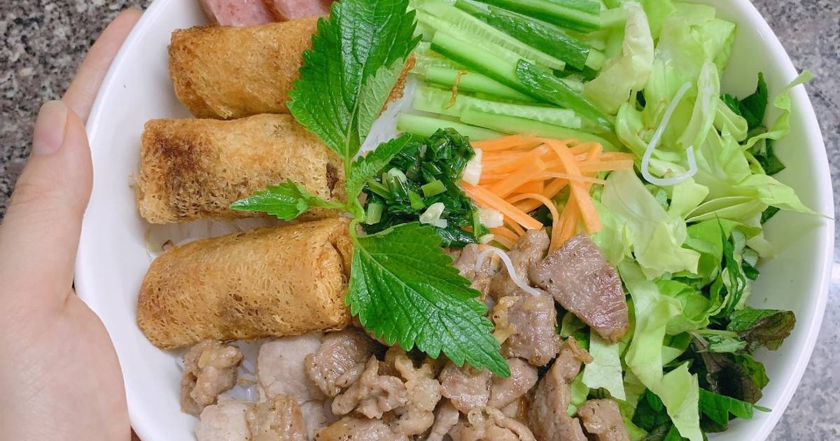 Hướng dẫn Cách làm bún thịt xào chả giò món ăn truyền thống đậm chất Việt Nam