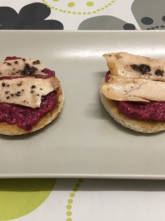 Una foto de Tosta de ventresca de bonito trufada con mayonesa de remolacha