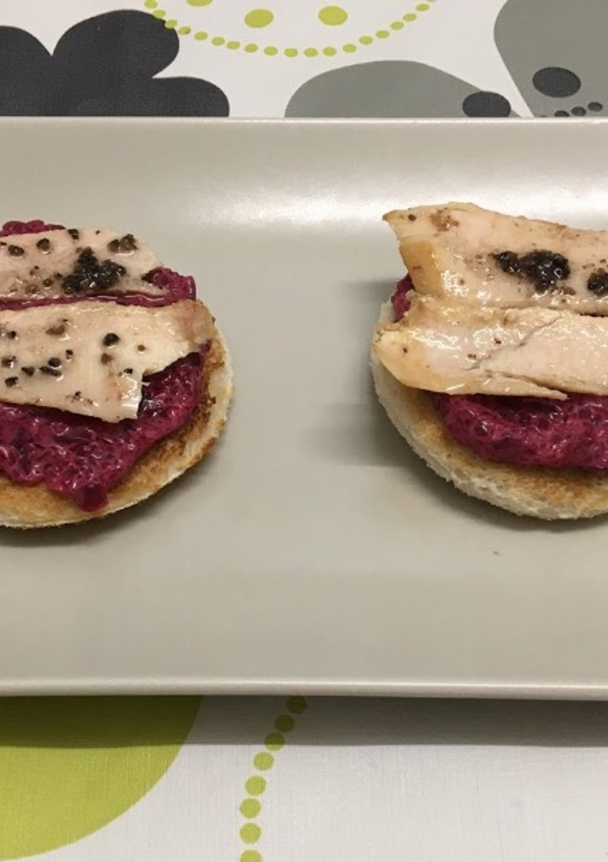 Una foto de Tosta de ventresca de bonito trufada con mayonesa de remolacha