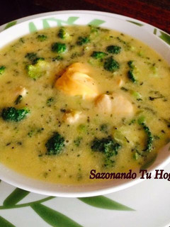 Una foto de Sopa cremosa de brócoli con pollo 💖