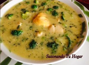 Una foto de Sopa cremosa de brócoli con pollo 💖