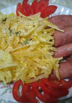 عکسی از دستور سیبزمینی چیپسی و سوسیس