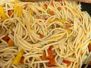 Una foto de pasta con bacon y tomate