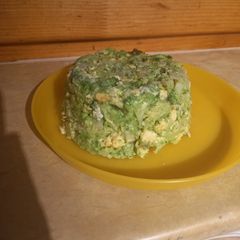 A picture of Broccoli with Eggs,Vegan Mozzarella and Onion.
