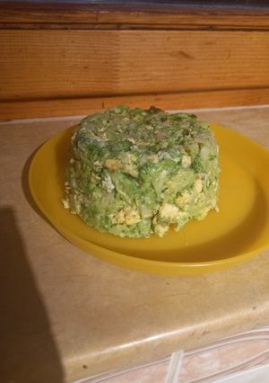 A picture of Broccoli with Eggs,Vegan Mozzarella and Onion.