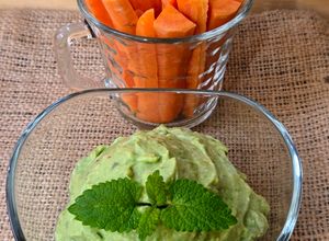 Una foto de Dip de palta con yogur natural entero de leche de búfala 🥑 🐃 🍋 🧄🧂