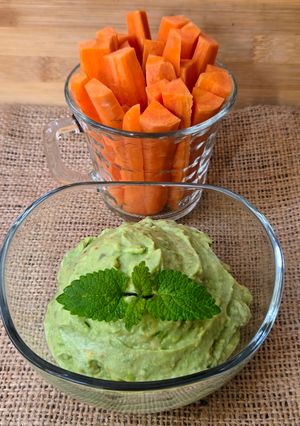 Una foto de Dip de palta con yogur natural entero de leche de búfala 🥑 🐃 🍋 🧄🧂