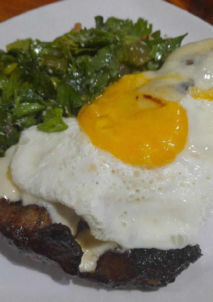Una foto de Chuleta gratinada a caballo y apio, perejil, nueces y uvas