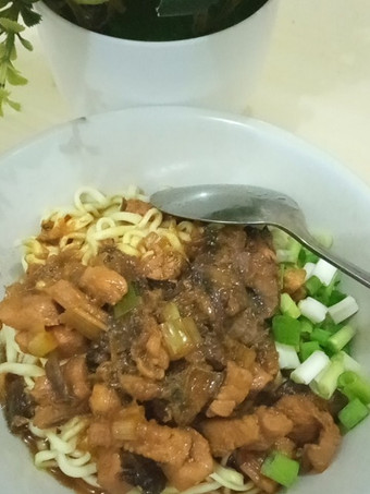 Bagaimana Membuat Mie Ayam Jamur Kancing Praktis