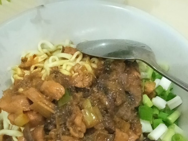 Bagaimana Membuat Mie Ayam Jamur Kancing Praktis