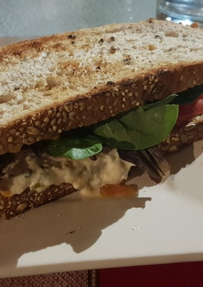 Una foto de Sándwich de no-atún veggie