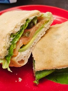 Una foto de Sándwich de salmón