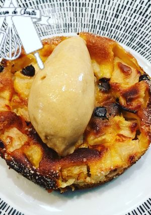 Una foto de Clafouti de peras y chocolate con helado de Dulce de leche