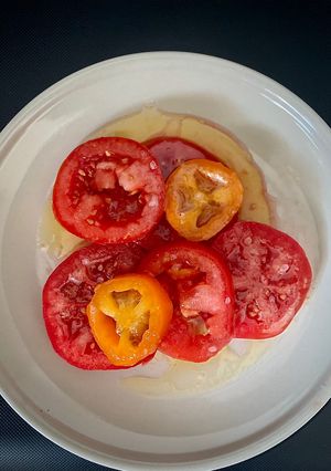 Zdjęcie przepisu Pomidory z palonym masłem i grubą solą.