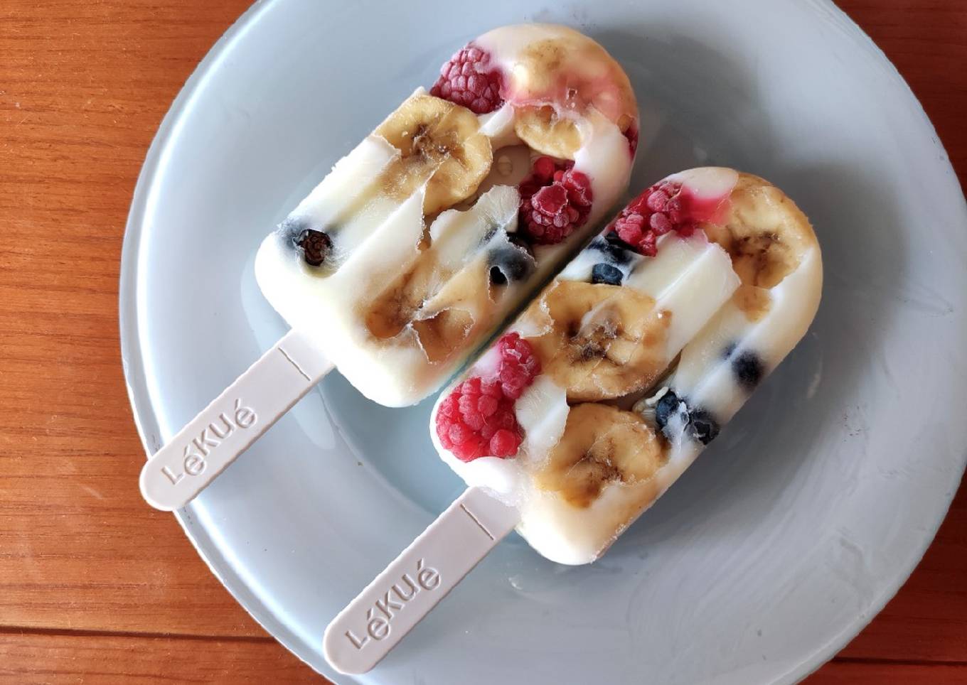 Polos de yogur helado, plátano y frutos rojos (sin azúcar)