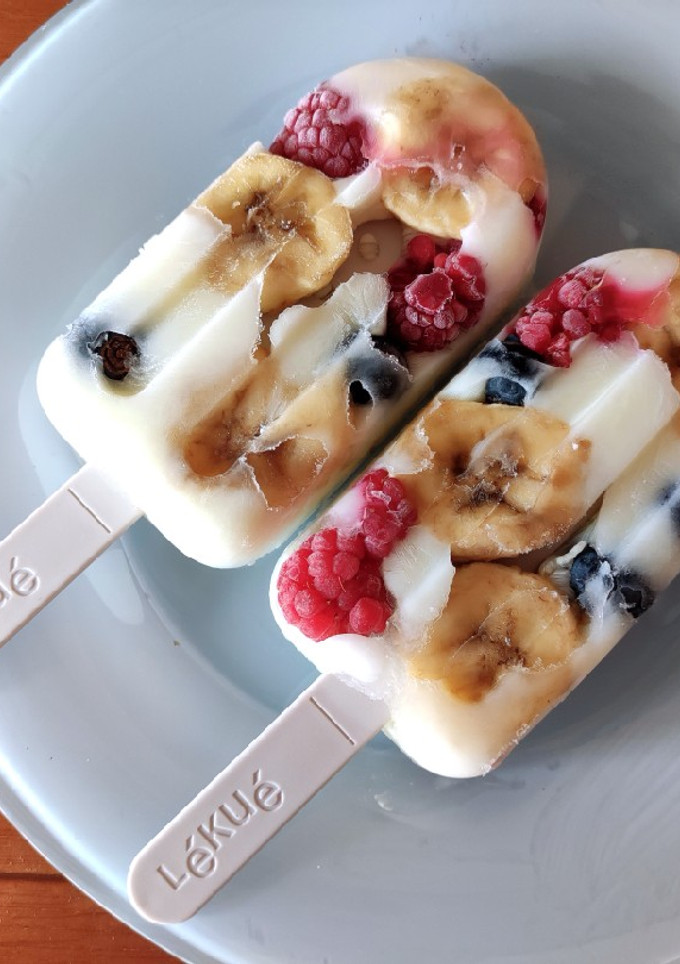 Una foto de Polos de yogur y fruta 🍌🫐